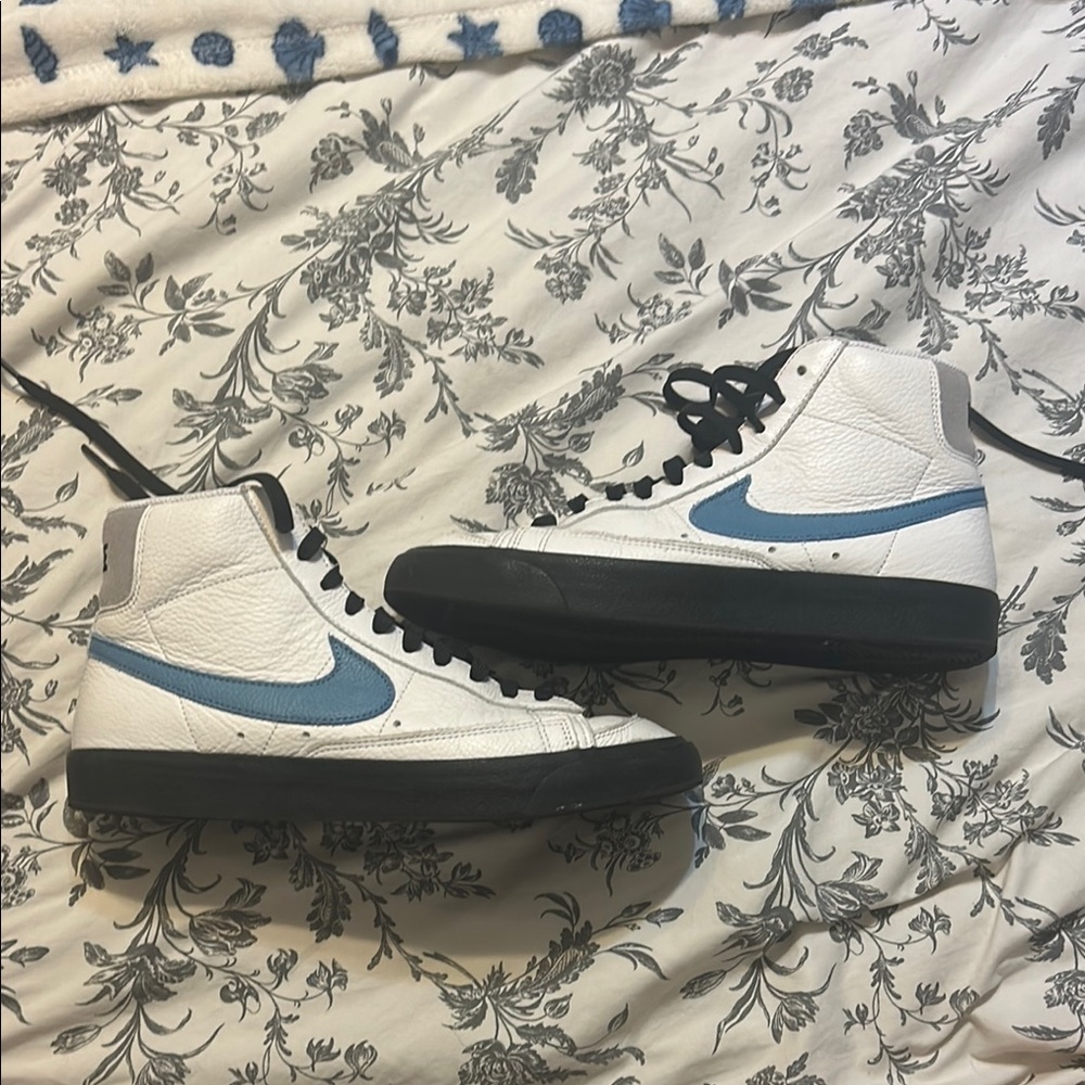 Custom Nike White and Blue Women's Sneakers (moderately worn)